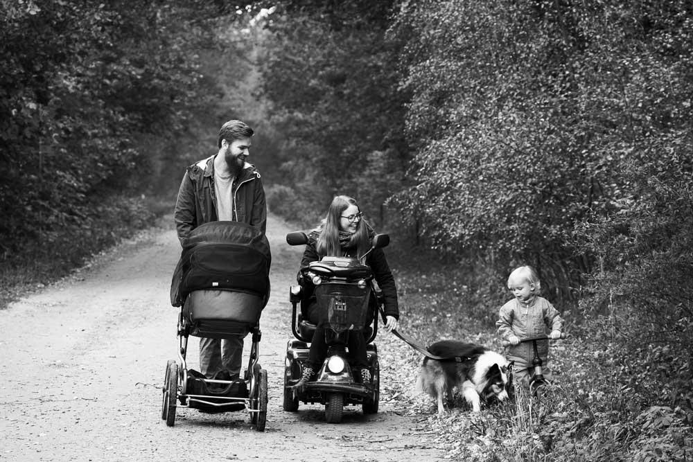 Kvinne med Pompe sykdom og familie på tur i skogen